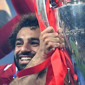 محمد صلاح يحمل كأس دوري أبطال أوروبا