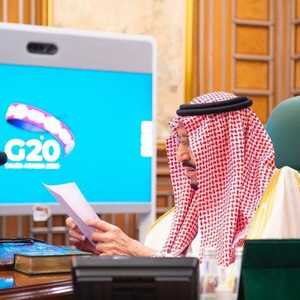 الملك سلمان يلقي كلمة السعودية التي تترأس مجموعة العشرين.