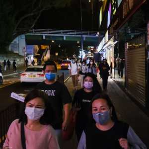 عدد من المارة يرتدون كمامات واقية في هونغ كونغ