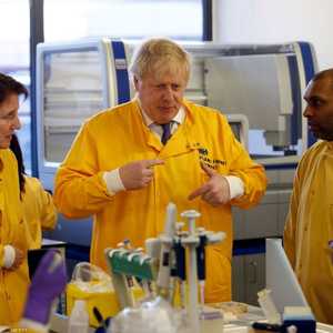 جونسون مع موظفي الصحة ببريطانيا