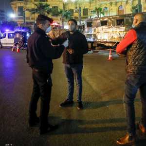 شرطي قرب ميدان التحرير بالقاهرة خلال تطبيق حظر التجول