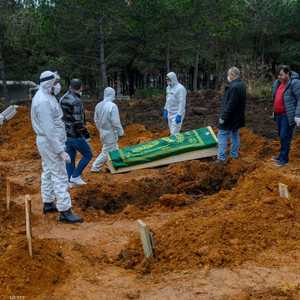 إجراءات الدفن لأحد ضحايا كورونا في تركيا