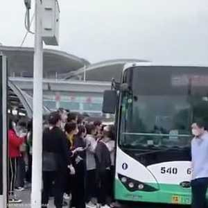 ازدحام أمام إحدى الحافلات في ووهان
