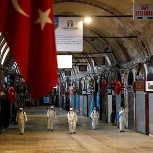 تعقيم أحد أسواق مدينة إسطنبول التركية تحسبا من كورونا