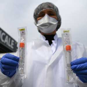 عامل في مختبر يكشف جهاز الفحص السريع في مونبيلييه