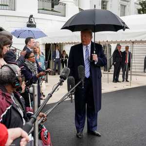 ترامب يتحدث للصحفيين أمام البيت الأبيض، السبت.