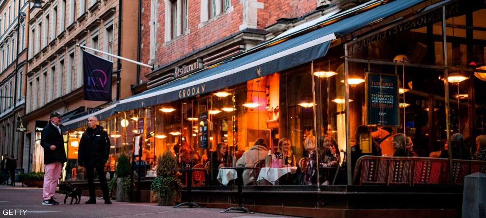 المواطنون في السويد.. يأكلون في المطاعم حتى في زمن كورونا