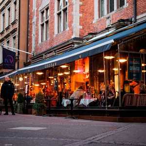 المواطنون في السويد.. يأكلون في المطاعم حتى في زمن كورونا