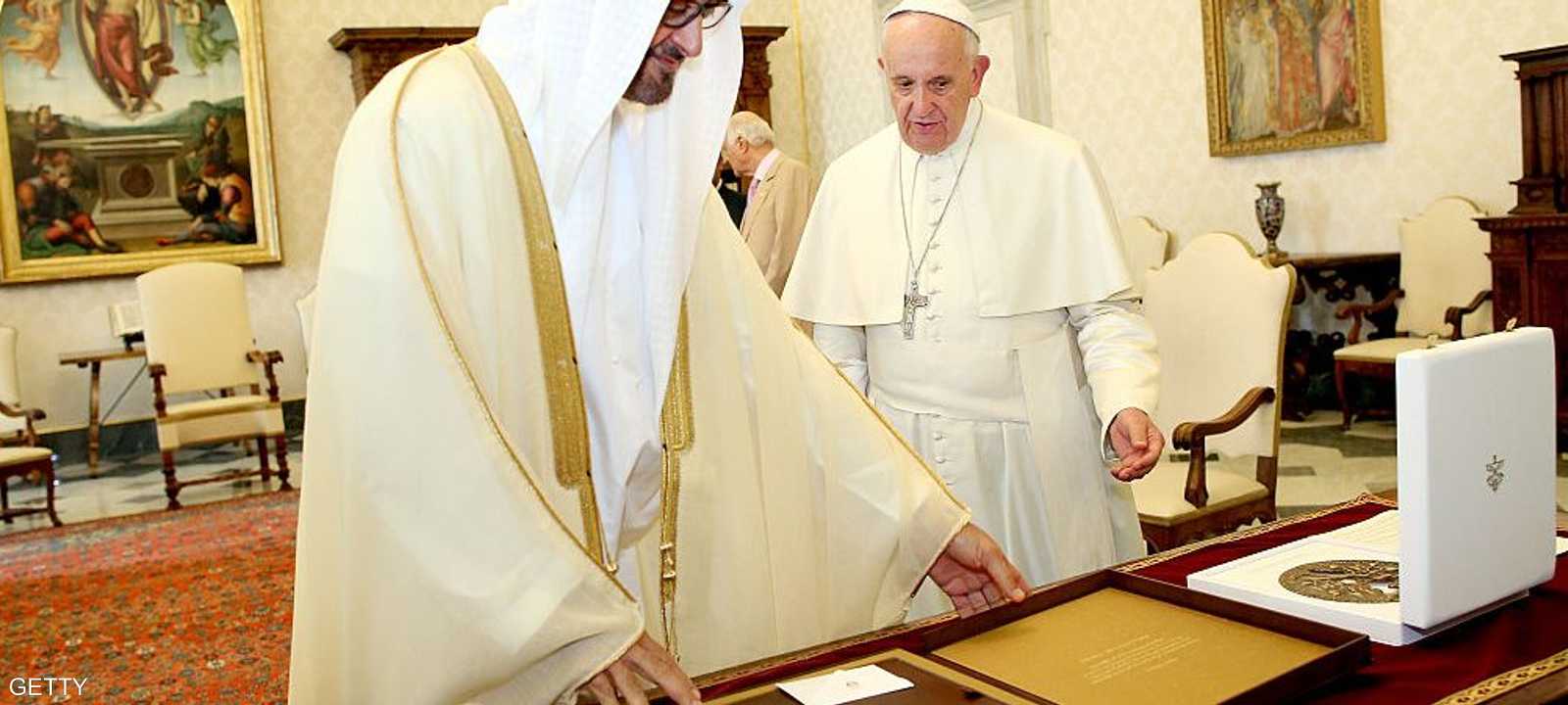 الشيخ محمد بن زايد والبابا فرنسيس في لقاء سابق