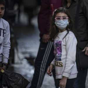 طفلة ترتدي كمامة واقية