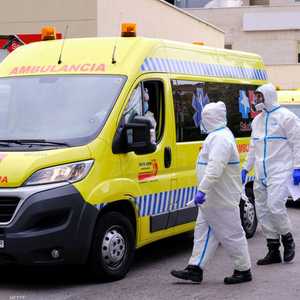 عاملان في مجال الصحة في مدريد