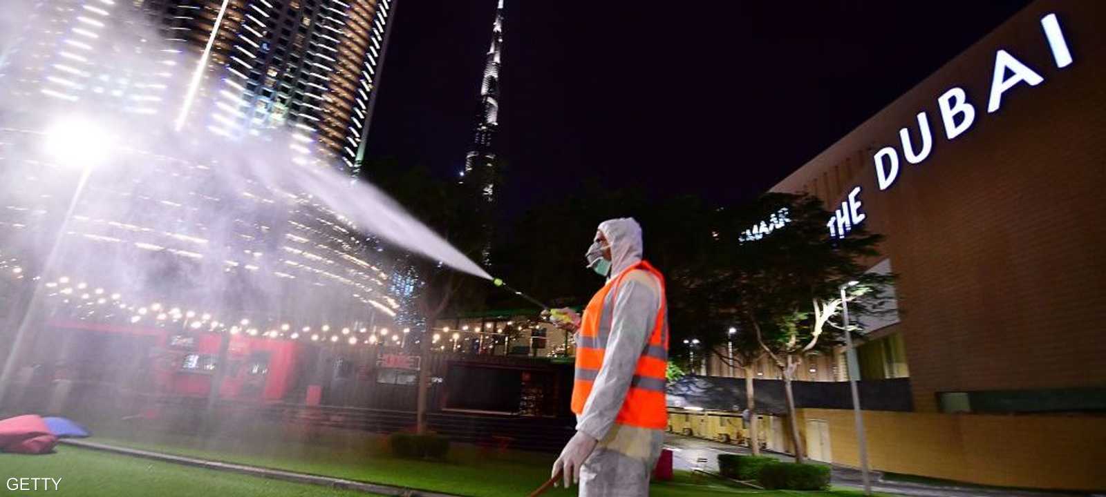 تنفذ الإمارات برنامجا واسعا للتعقيم حد من انتشار كورونا