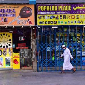 رجل يرتدي كمامة للوقاية من فيروس كورونا يسير بأحد شوارع دبي