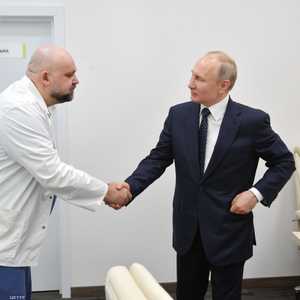 الرئيس بوتين التقى الطبيب بروتسنكو الذي تبين إصابته بكورونا