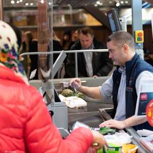 حاجز زجاجي يفصل بين محاسب أحد المتاجر والزبائن في العاصمة ال