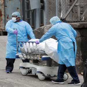 نقل جثمان أحد ضحايا كورونا في نيويورك