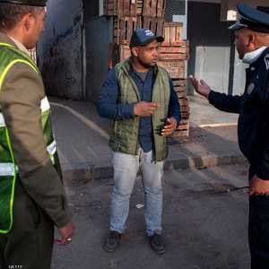 شرطي مغربي يطلب من أحد المواطنين العودة للمنزل