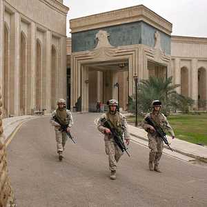 صورة أرشيفية لجنود أميركيين أمام السفارة الأميركية في بغداد