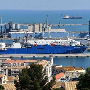 سفينة تتحول إلى مصنع للمواد المعقمة