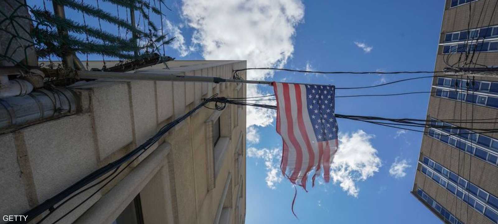 علم أميركي ممزق لا يجد من يبدله في نيويورك - السبت 4 أبريل