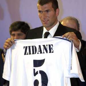 زيدان انتقل إلى ريال مدريد في صفقة مدوية