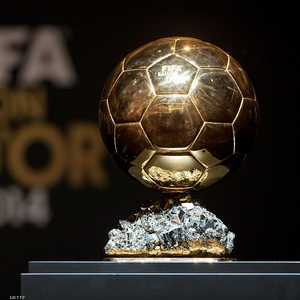 الكرة الذهبية في مهب الريح