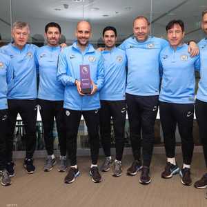 غوارديولا وطاقم مانشستر سيتي