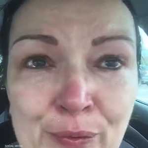 الممرضة وهي تذرف الدموع