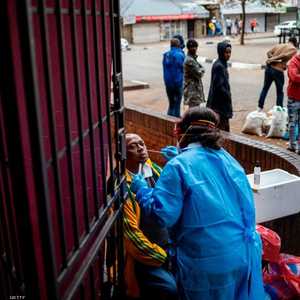 إجراء فحص كورونا في أحد أحياء جوهانسبيرغ بجنوب إفريقيا