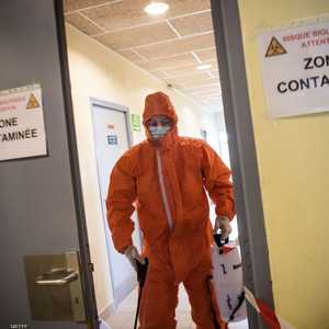 عامل بمجال الصحة يجري عملية تعقيم