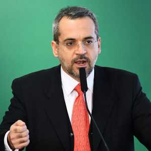 وزير التعليم البرازيلي اتهم الصين بمحاولة السيطرة على العالم