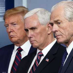 بيتر نافارو مع الرئيس الأميركي دونالد ترامب ونائبه