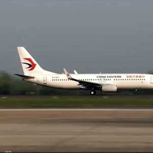 أول طائرة تقلع من مطار ووهان