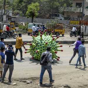 سيارة كورونا تنشر الوعي حول الفيروس في مدينة حيدر أباد