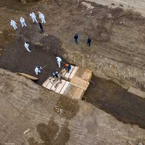 صورة بالدرون لدفن جثث موتى مصابين بفيروس كورونا في نيويورك.