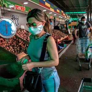 سيدة في تشيلي ترتدي كمامة واقية