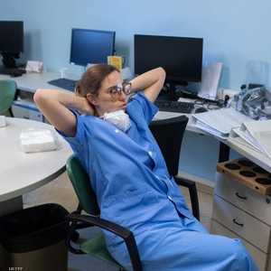 طبيية إسبانية في "استراحة محارب" خلال مواجهة أزمة كورونا