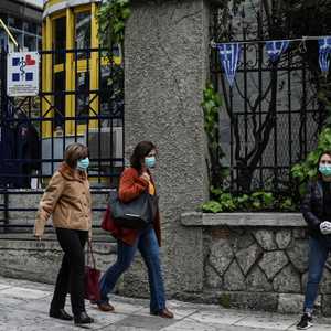 نساء يرتدين كمامات واقية في العاصمة أثينا