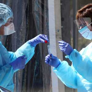 عاملتان في مجال الصحة - أرشيفية