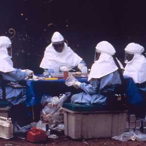 أرشيفية لجانب من اختبارات فيروس إيبولا في التسعينيات