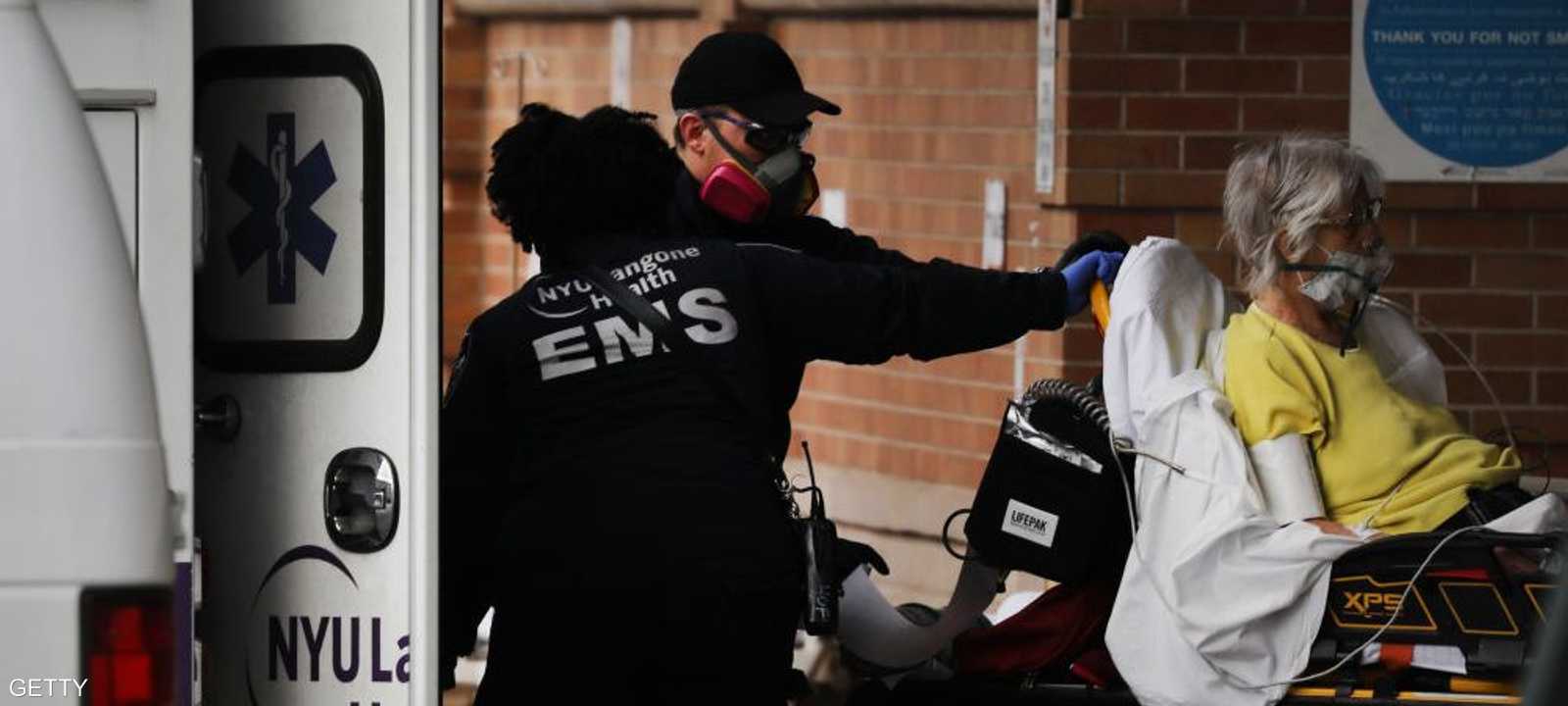 نقل مصابة بكورونا إلى أحد مستشفيات نيويورك
