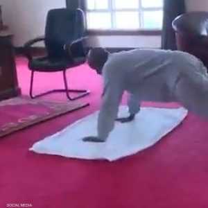 الرئيس الأوغندي يويري موسيفيني يمارس تمارين الضغط