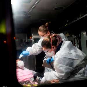 عمال إسعاف ينقلون امراة مصابة بكورونا في ولاية ميرلاند