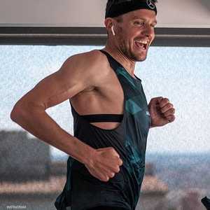 الألماني يان فرودينو يخوض "ترياثلون" من منزله