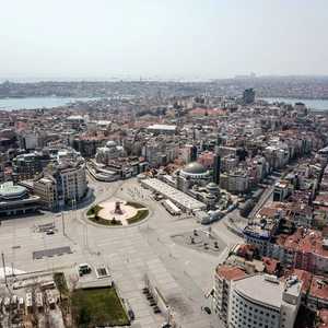 ميدان تقسيم الشهير في إسطنبول خال تماما بسبب كورونا