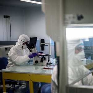 يسابق العلماء الزمن لإيجاد علاج لوباء كورونا