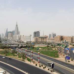 الملك سلمان يوافق على تمديد حظر التجول حتى إشعار آخر.