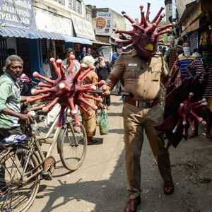 الشرطة الهندية تبتكر طرقا غريبة لحث الناس على البقاء ببيوتهم