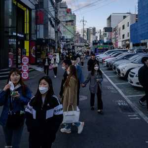 سكان العاصمة في أحد شوارع سول رغم قرار التباعد الاجتماعي