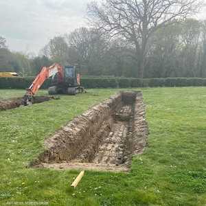 جانب من عملية تجهيز المقبرة